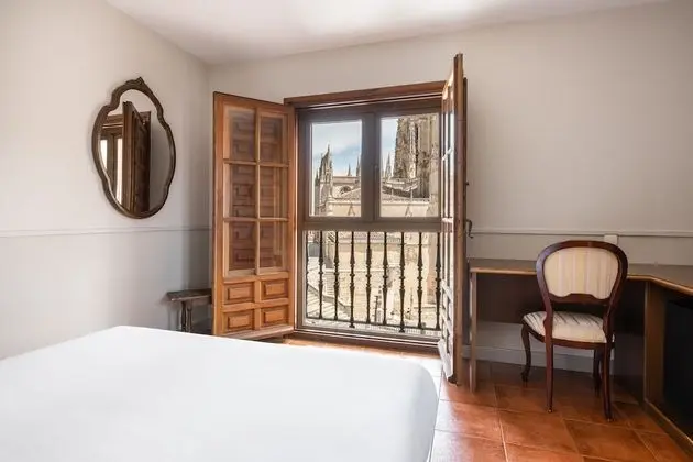 Tek Büyük Yataklı Oda (matrimonial con vistas a la catedral)
