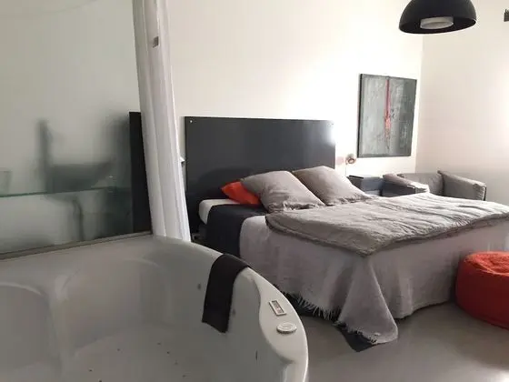 Design Tek Büyük Yataklı Oda, Sıcak Su Havuzu (Lilly)