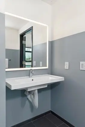 Oda, 1 En Büyük (King) Boy Yatak (View King Mobility/Hearing Accessible)