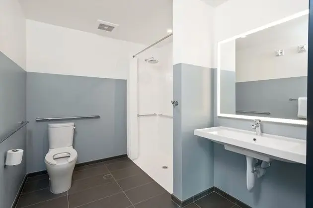 Oda, 1 En Büyük (King) Boy Yatak (View King Mobility/Hearing Accessible)