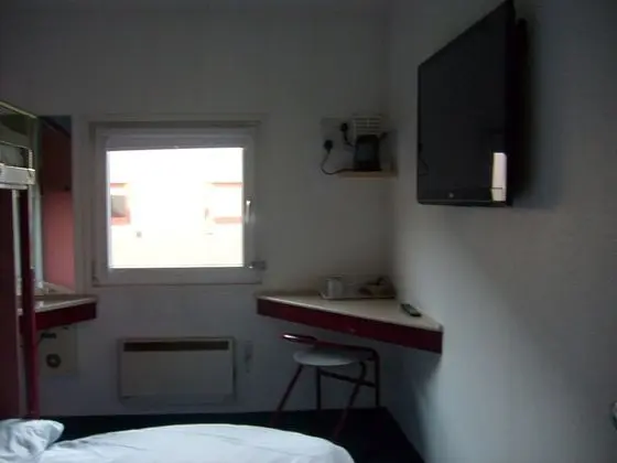 Basic Üç Kişilik Oda, Ortak Banyo (Non-smoking )