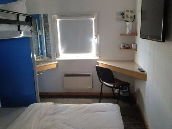 Basic Üç Kişilik Oda, Ortak Banyo (Non-smoking )
