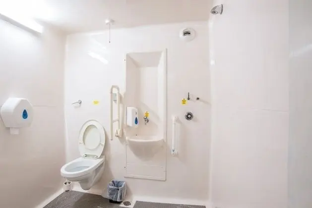 Basic Üç Kişilik Oda, Ortak Banyo (Non-smoking )