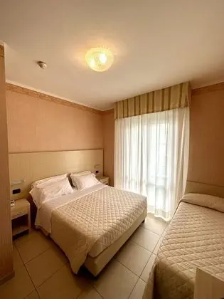 Üç Kişilik Oda, Deniz Manzaralı