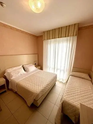 Üç Kişilik Oda, Deniz Manzaralı