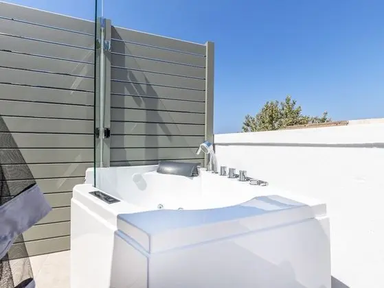 Luxury Suite with Hot Tub