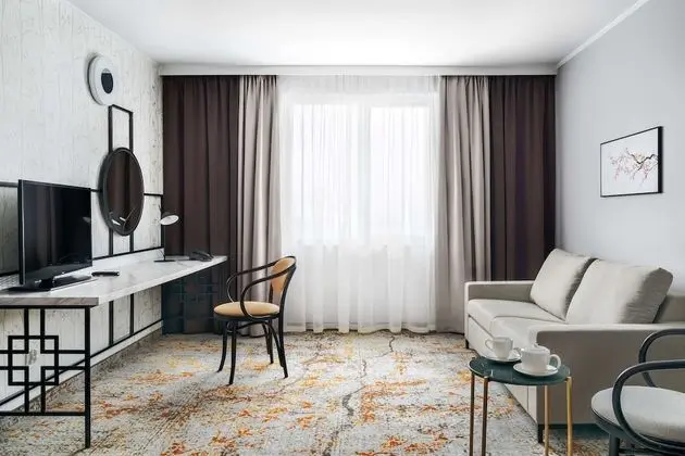 Junior Süit, 1 En Büyük (King) Boy Yatak ve Çekyat, Küvet