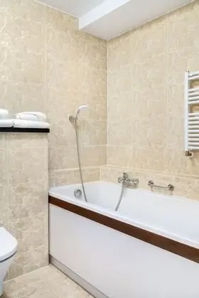 Junior Süit, 1 En Büyük (King) Boy Yatak ve Çekyat, Küvet