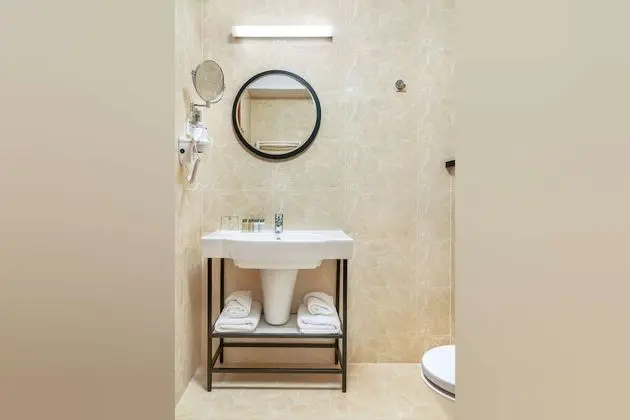 Junior Süit, 1 En Büyük (King) Boy Yatak ve Çekyat, Küvet