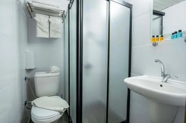 https://images.odamax.com/img/1024x768/odamax/image/upload/Mevre_Hotel_202603251129598_Banyo_Standart_Oda.jpg