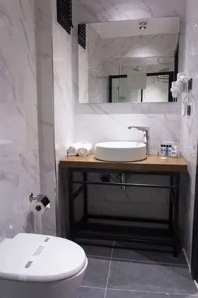 Bathroom sink