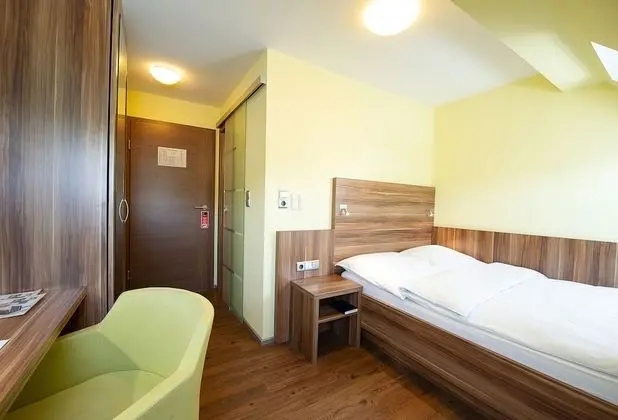 Business Tek Büyük Yataklı Oda