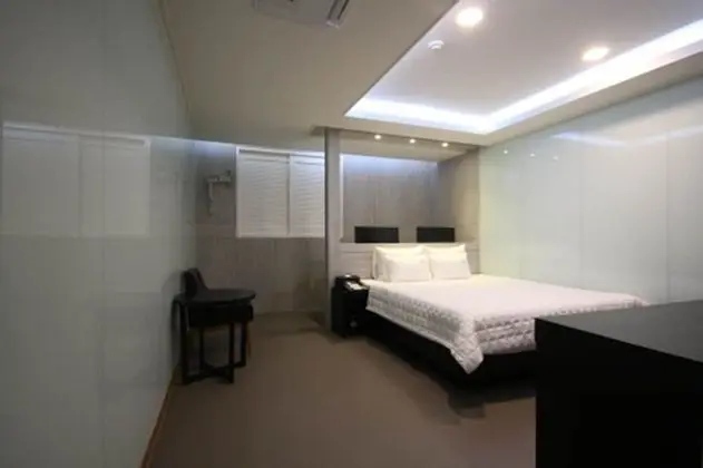 Deluxe Double Room (9 PM Check-in when Paying Onsite)