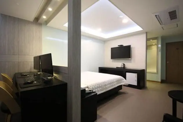 Deluxe Double Room (9 PM Check-in when Paying Onsite)