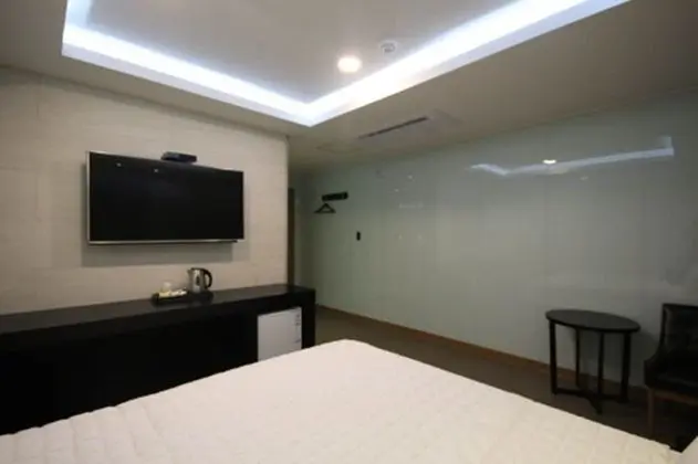 Deluxe Double Room (9 PM Check-in when Paying Onsite)