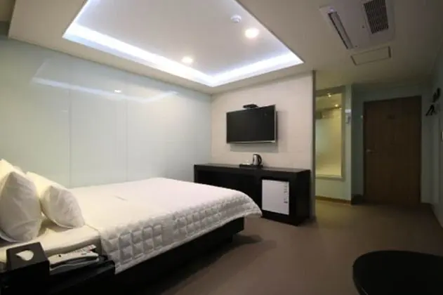 Deluxe Double Room (9 PM Check-in when Paying Onsite)