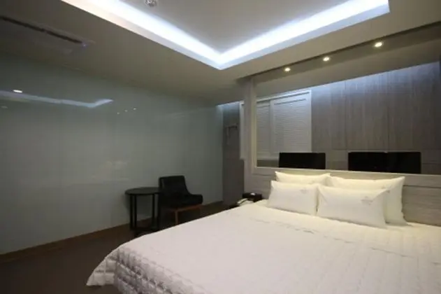 Deluxe Double Room (9 PM Check-in when Paying Onsite)