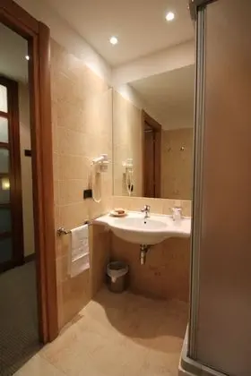Büyük Yataklı Tek Kişilik Oda