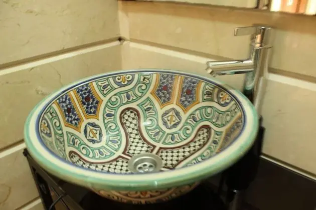 Basic Oda, 1 Büyük (Queen) Boy Yatak, Özel Banyo