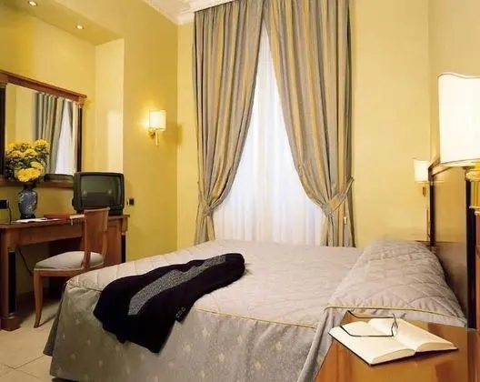 Büyük Yataklı Tek Kişilik Oda