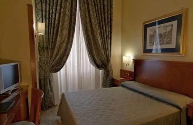 Büyük Yataklı Tek Kişilik Oda