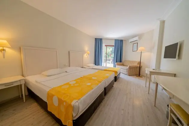https://images.etstur.com/imgproxy/resize/2560x1440/files/images/hotelImages/etsrooms/1036/Miarosa_Incekum_Beach_20240802140955_12.jpg