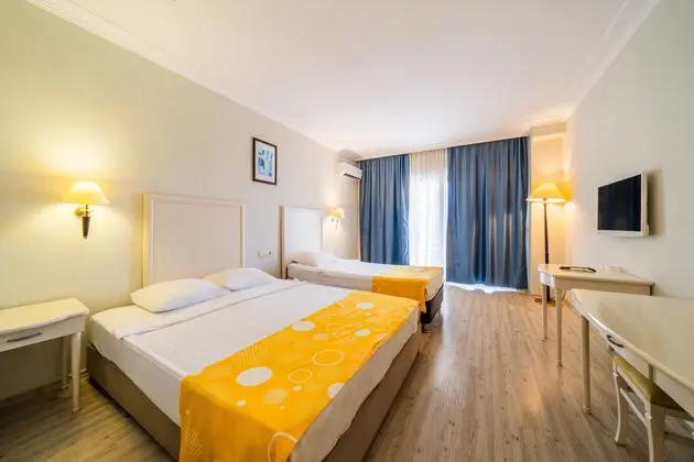 https://images.etstur.com/imgproxy/resize/2560x1440/files/images/hotelImages/etsrooms/1036/Miarosa_Incekum_Beach_20240802140955_4.jpg