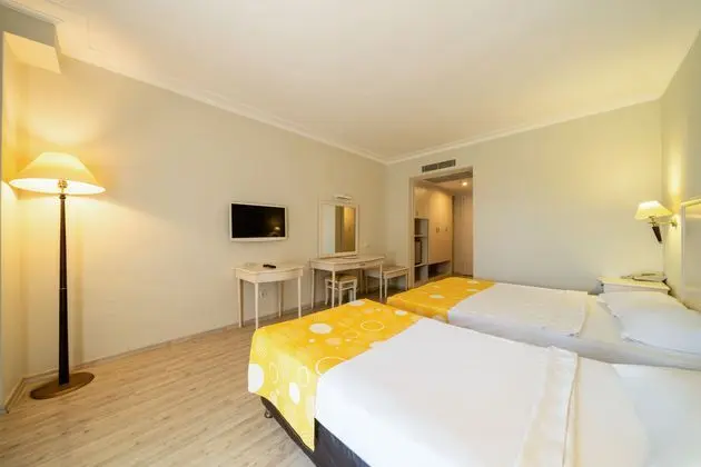 https://images.etstur.com/imgproxy/resize/2560x1440/files/images/hotelImages/etsrooms/1036/Miarosa_Incekum_Beach_20240802140955_5.jpg