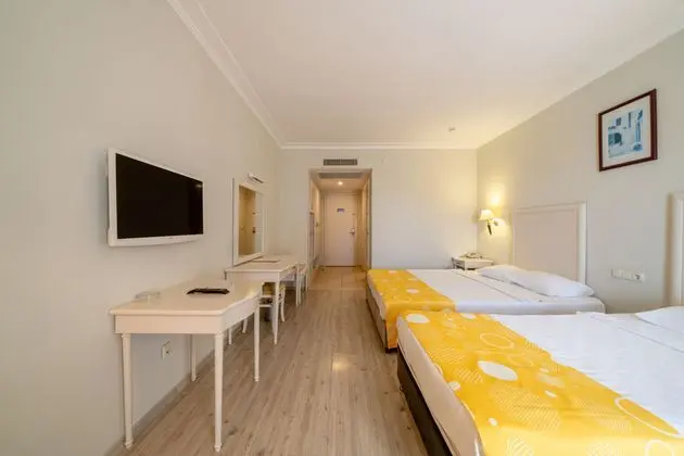 https://images.etstur.com/imgproxy/resize/2560x1440/files/images/hotelImages/etsrooms/1036/Miarosa_Incekum_Beach_20240802140955_6.jpg
