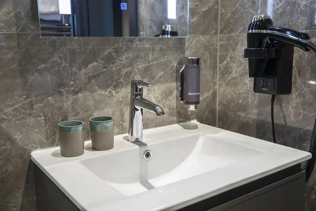 Business Tek Büyük Yataklı Oda