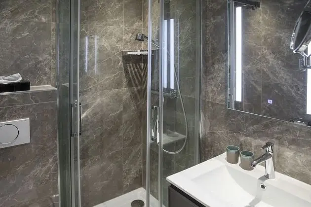 Business Tek Büyük Yataklı Oda