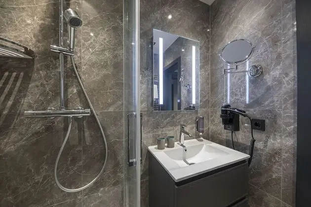 Business Tek Büyük Yataklı Oda