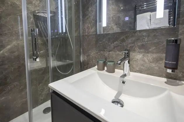 Business Tek Büyük Yataklı Oda