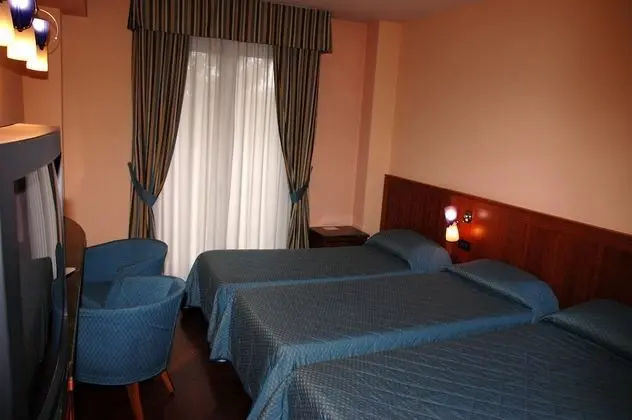 Üç Kişilik Oda