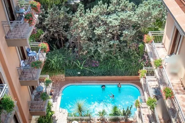 Classic Tek Büyük veya İki Ayrı Yataklı Oda, Balkon, Havuz Manzaralı