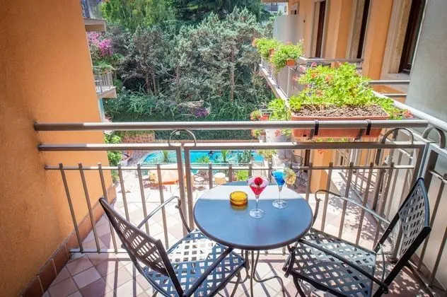 Classic Tek Büyük veya İki Ayrı Yataklı Oda, Balkon, Havuz Manzaralı