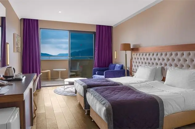 Tek Büyük veya İki Ayrı Yataklı Oda, Kısmi Deniz Manzaralı