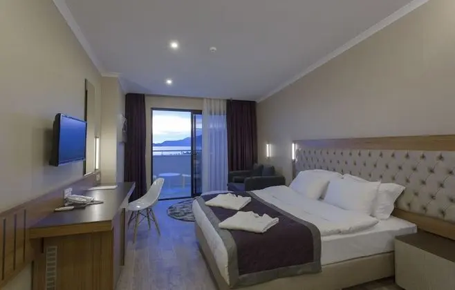 Tek Büyük veya İki Ayrı Yataklı Oda, Kısmi Deniz Manzaralı