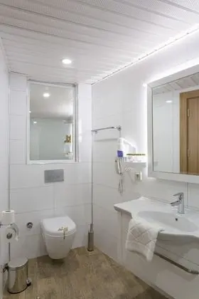 Tek Büyük veya İki Ayrı Yataklı Oda, Kısmi Deniz Manzaralı