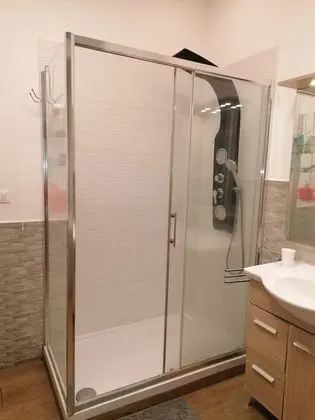 İki Ayrı Yataklı Oda, Ortak Banyo (Guido)