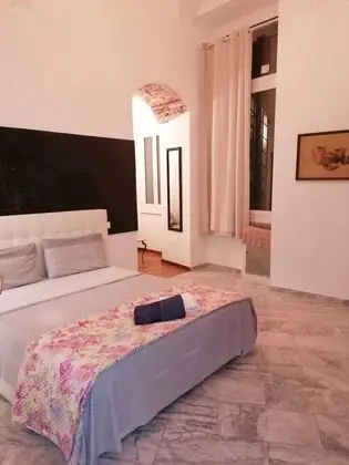 Tek Büyük Yataklı Oda, Ortak Banyo (Azia)
