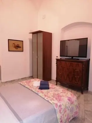 Tek Büyük Yataklı Oda, Ortak Banyo (Azia)