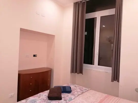 Tek Büyük Yataklı Oda, Ortak Banyo (Azia)