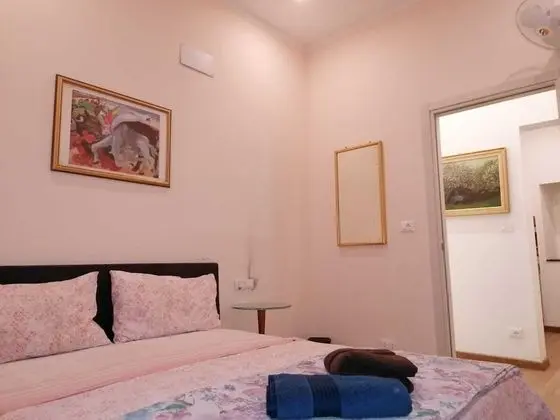 Tek Büyük Yataklı Oda, Ortak Banyo (Azia)