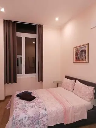 Tek Büyük Yataklı Oda, Ortak Banyo (Azia)