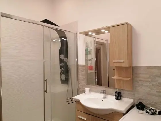 Tek Büyük Yataklı Oda, Ortak Banyo (Azia)