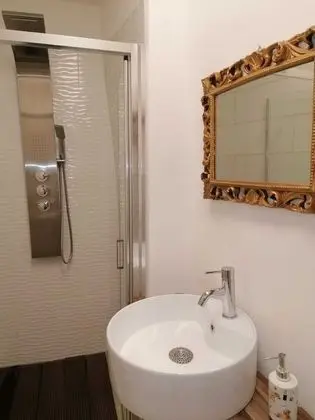 Tek Büyük Yataklı Oda, Ortak Banyo (Azia)