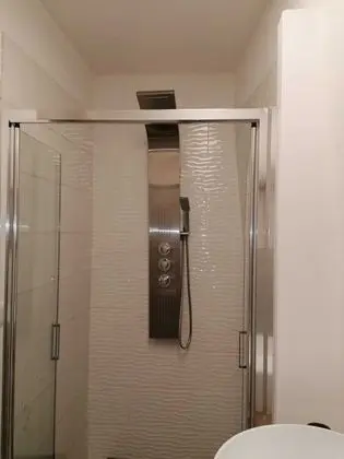 Tek Büyük Yataklı Oda, Ortak Banyo (Azia)