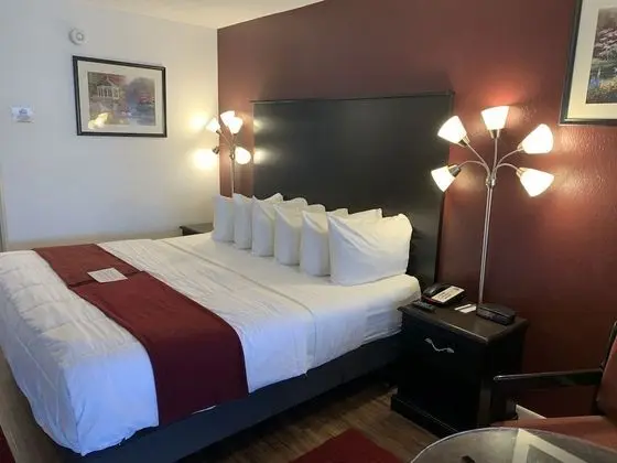 The Inn - 1st Floor - 1 Split King Bed - Bay View
