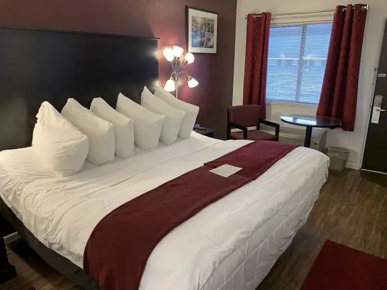 The Inn - 1st Floor - 1 Split King Bed - Bay View